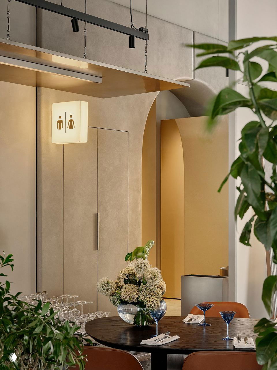 Уютный уголок с арками и круглым столом, букетом цветов и тёплой подсветкой — акцент на плавных формах и домашней атмосфере в Di Nulla.