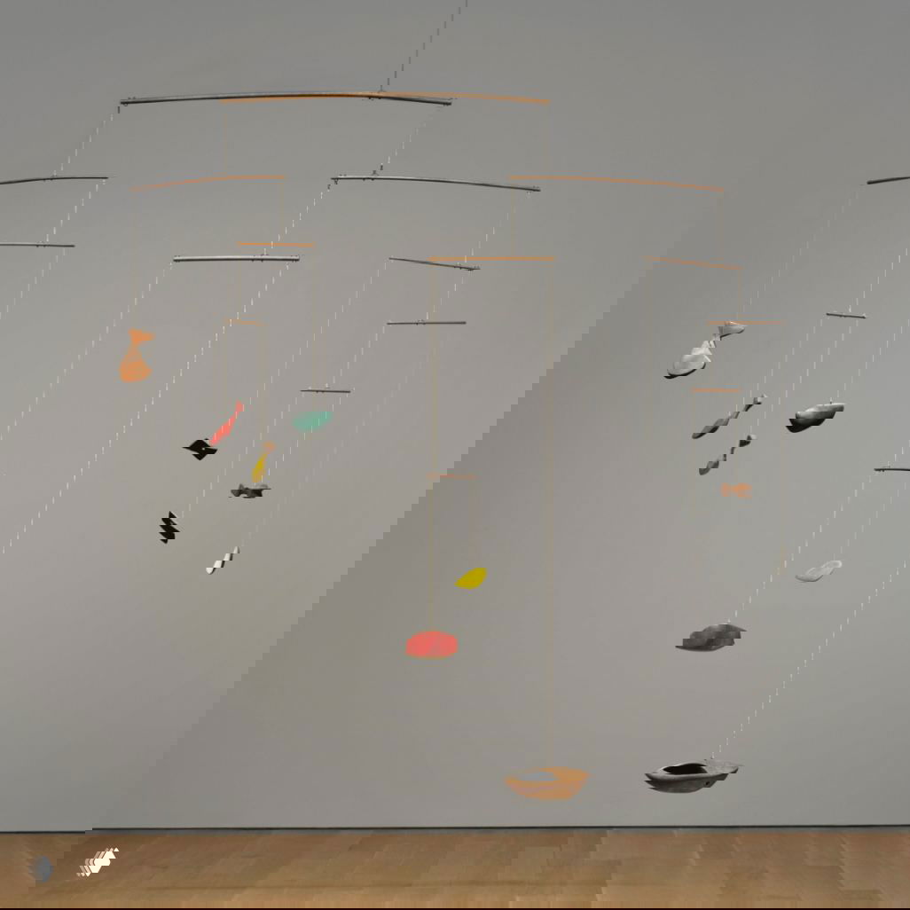 Общий вид мобиля «Раскрашенное дерево»: асимметричные деревянные элементы, висящие на нитях, образуют созвездную структуру, видная в полном кадре.