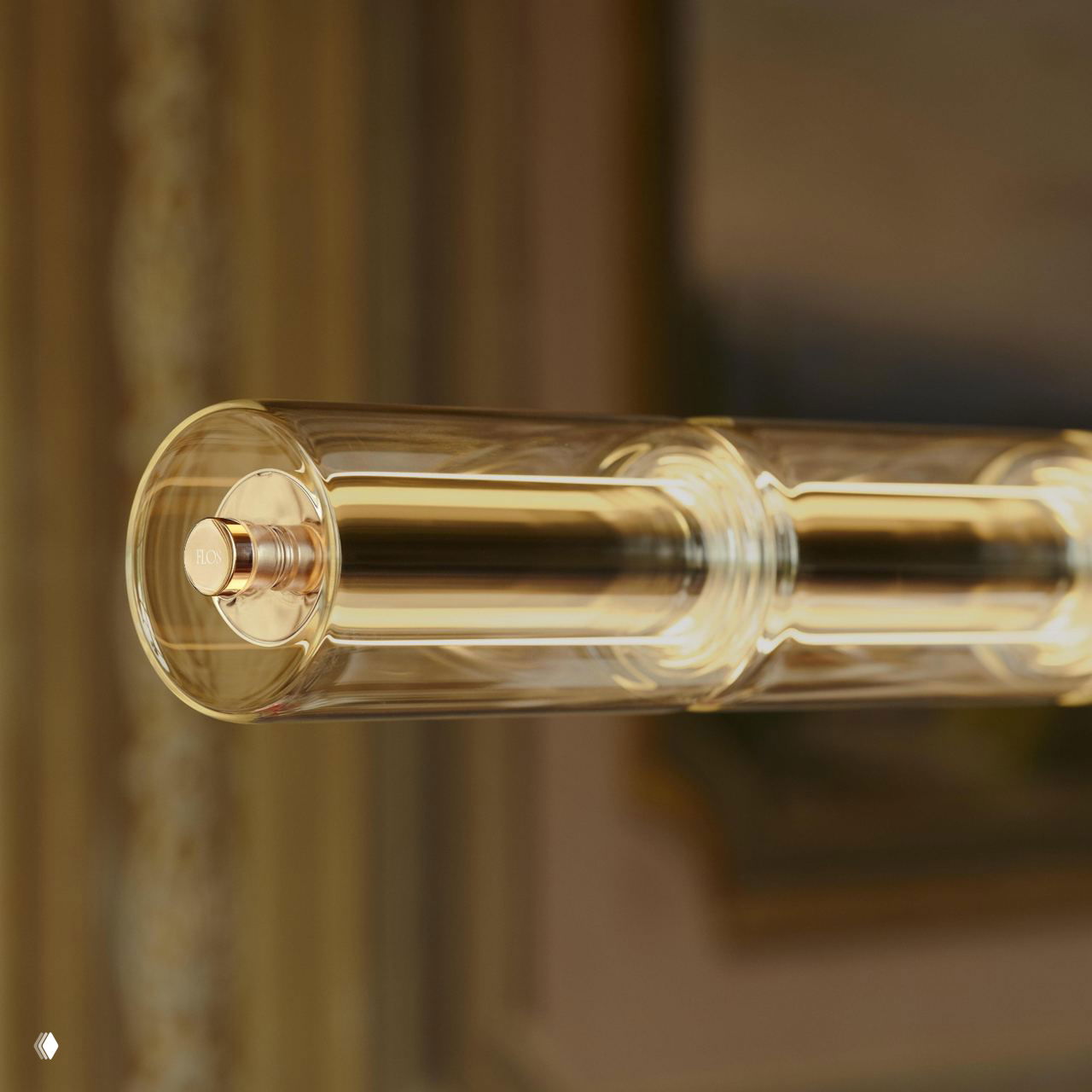 Крупный план цилиндрического модуля Luce Cilindrica: боросиликатное стекло и внутренняя светящаяся трубка, подчёркнута лёгкость конструкции.