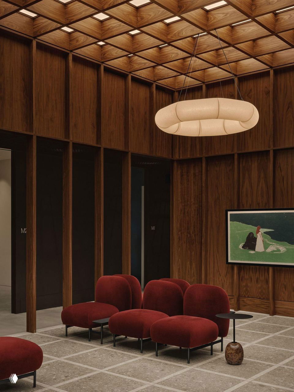 Зона ожидания с низкими округлыми креслами бордового цвета на фоне ореховых стен и характерной подвесной лампой mid‑century, уютный минимализм.