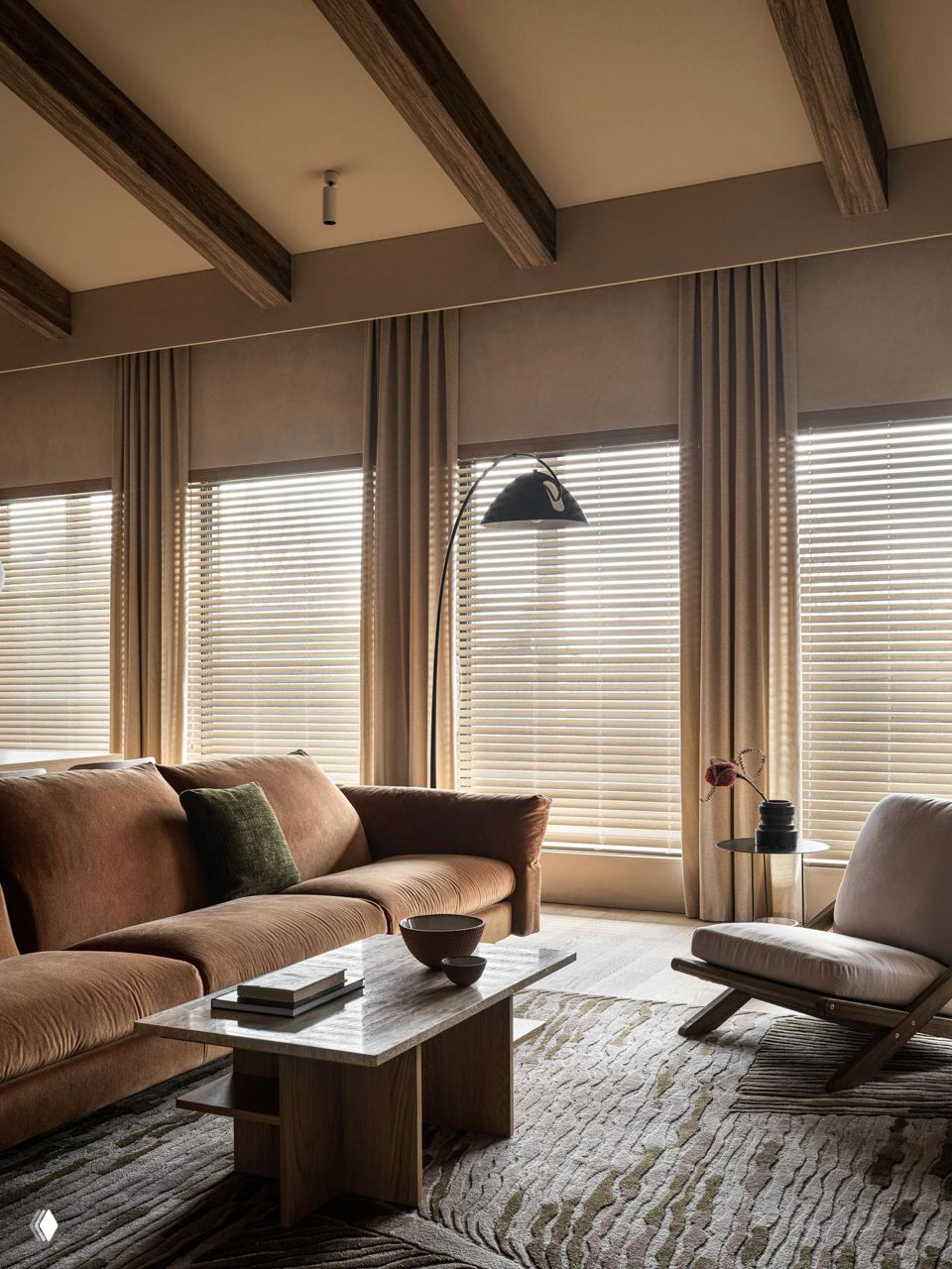 Гостиная с низким диваном терракотового оттенка, большими окнами и бежевыми шторами — мягкая сдержанная атмосфера в скандинавском ключе.