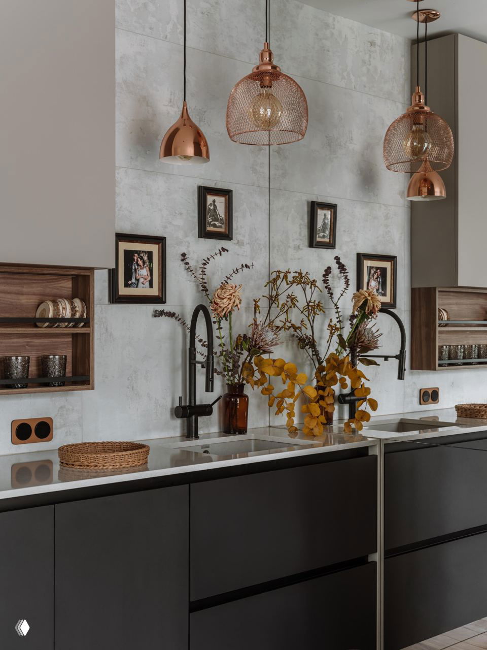 Детали над кухонной мойкой: бетоноподобная фартука, декоративные рамки, стеклянные вазы с сухоцветами и медные светильники — стилистика mid-century в интерьере.