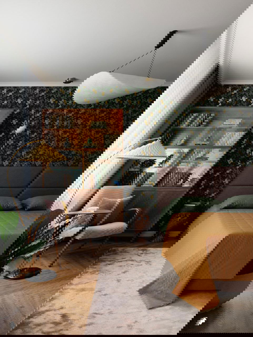 Спальня в винтажном ключе: темно-зеленые обои с растительным принтом, деревянный шкаф и мебель в стиле mid-century создают уютный уголок.