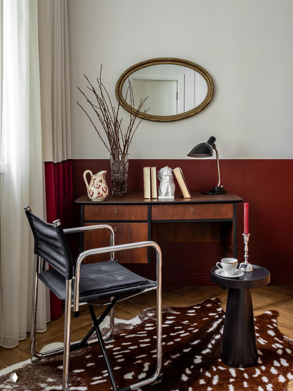 Небольшой рабочий уголок с ретро-письменным столом, металлическим креслом и ковром — пример того, как винтажные предметы вписываются в функциональные зоны.