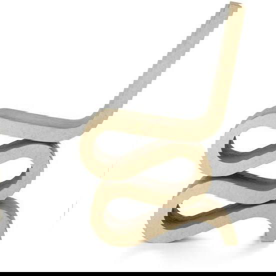 Изогнутый стул из картона или многослойного материала серии Wiggle — пример дизайнерской мебели, разработанной Гери в 1970-х.