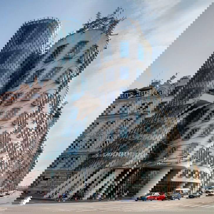 «Танцующий дом» в Праге — здание с асимметричными формами и «движением» фасада, одна из известных работ Гери в Европе.