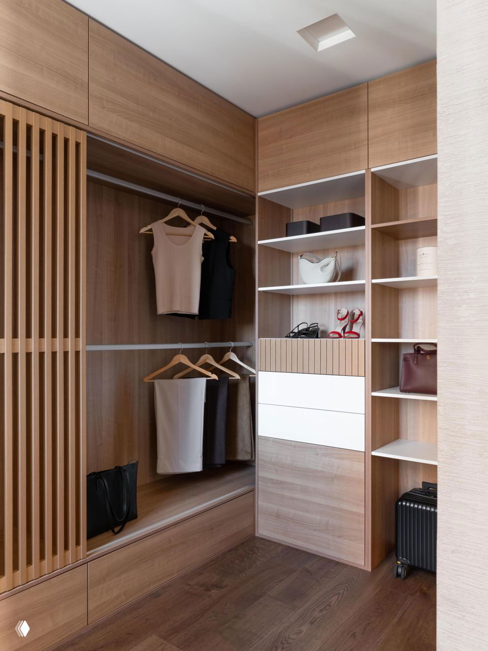 Гардеробная из светлого дерева с открытыми полками и вешалками, аккуратно организованное хранение одежды и обуви в компактной зоне.