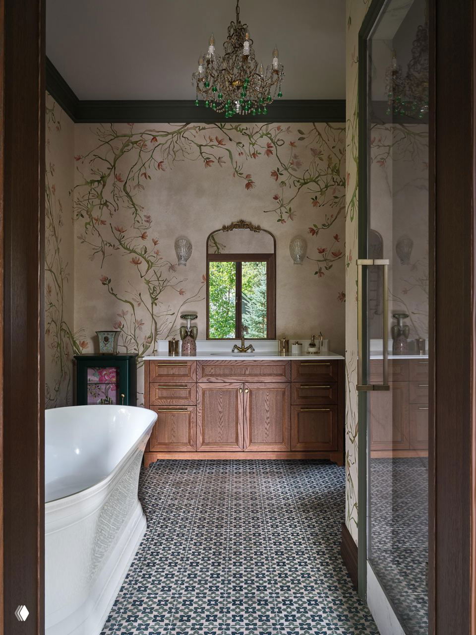 Ванная комната с свободностоящей белой ванной, деревянной тумбой под раковину и стенами с росписью в растительном мотиве — нежная атмосфера.
