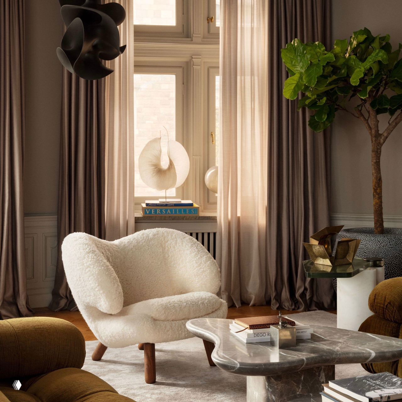Светлая гостиная с пышным креслом, длинными шторами и крупным зелёным растением в горшке: мягкие формы мебели и натуральные материалы для спокойного, тёплого интерьера