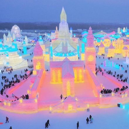 Вечерняя или ночная подсветка ледяных построек в Харбине — красочное разноцветное освещение делает сцены похожими на рождественскую сказку.