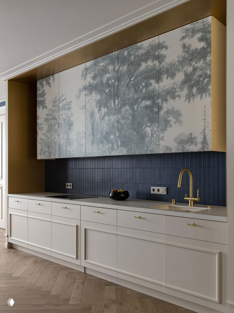 Кухонная зона с белыми фасадами, золотыми элементами и панелями с растительным орнаментом над рабочей зоной — сочетание классики и современных материалов в проекте LFUSION.