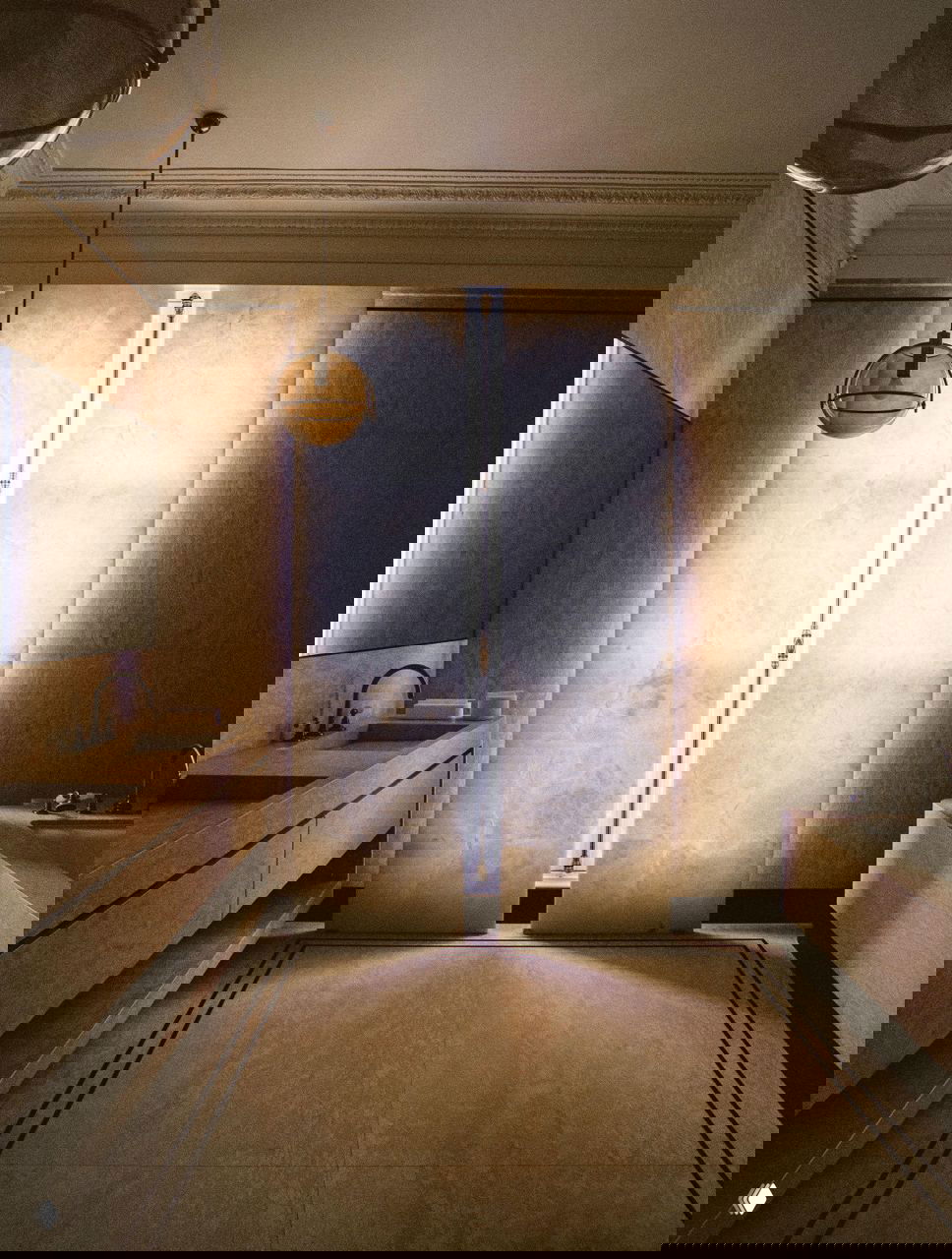 Ванная комната с подсвеченными панелями: световые пластины, мраморные поверхности и минималистичная сантехника в обрамлении классической архитектуры.