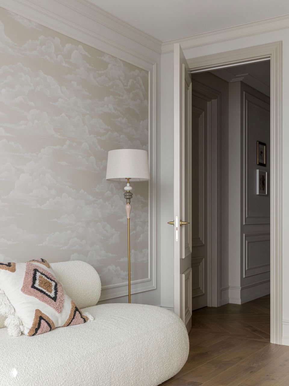 Нейтральная гостиная зона с текстурированным диваном, светильником на стойке и пастельной обойной панелью — спокойная базовая палитра в проекте студии LFUSION.