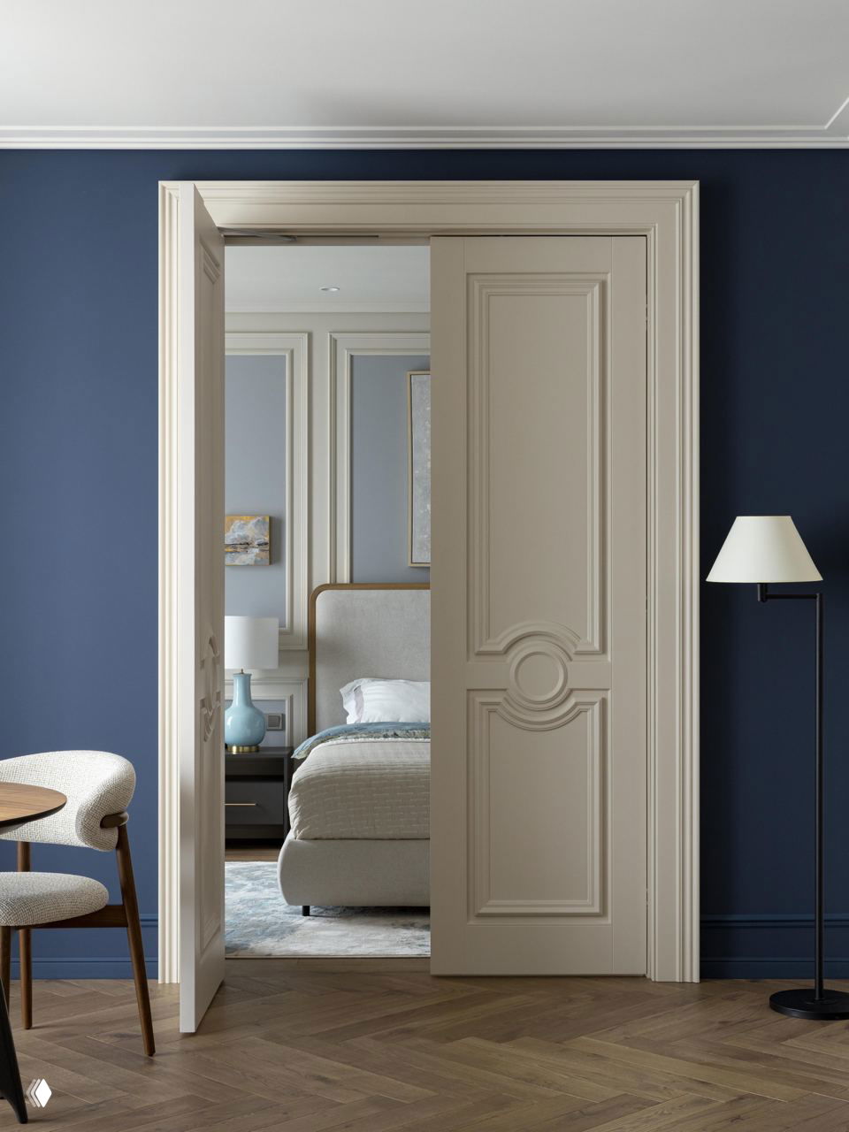 Рама входной двери и вид в спальню с синими стенами и бежевыми дверями — композиция цветов и архитектурных элементов в квартире LFUSION в Челябинске.
