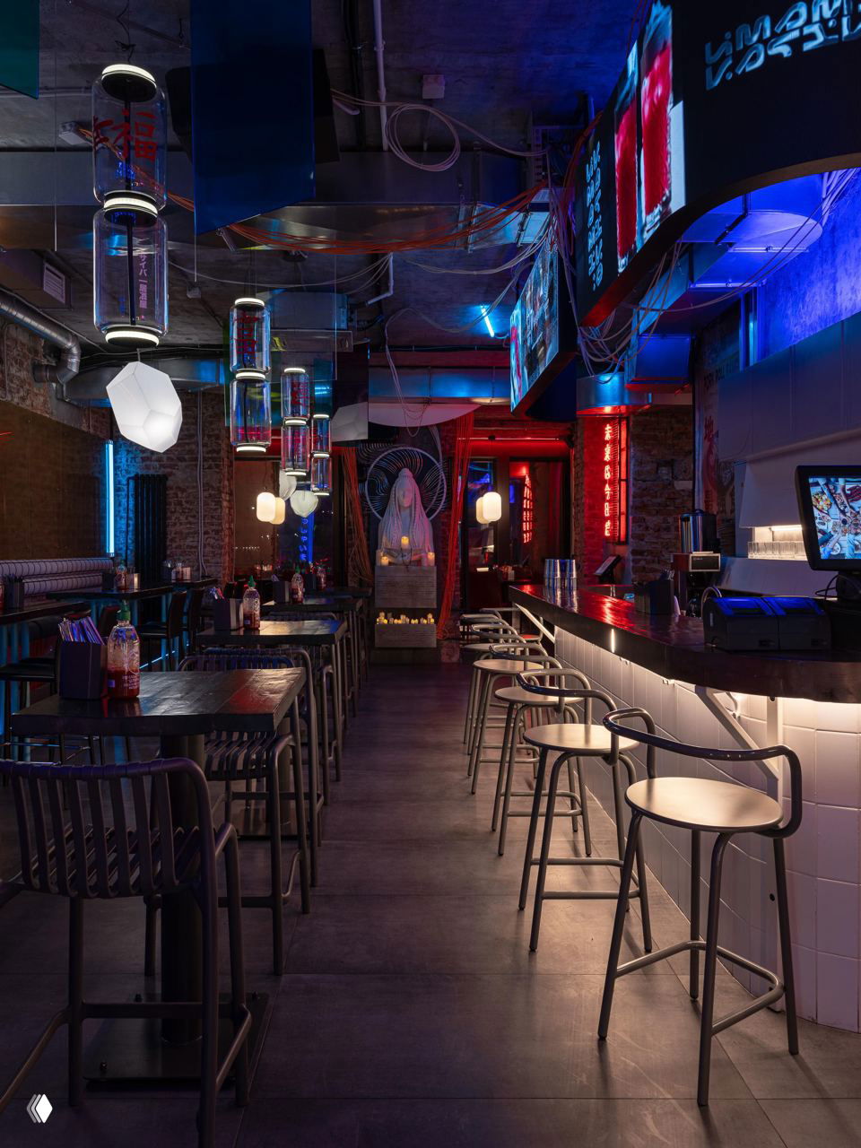 Провода, неон и граффити: азиатское кафе в Перми