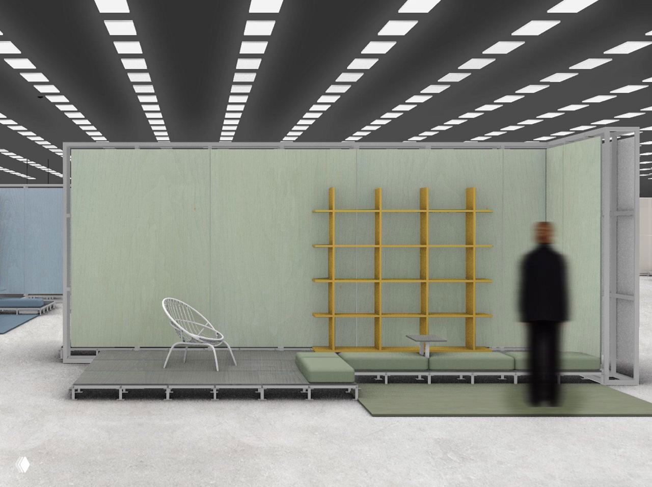 Модульный стенд с зелёными панелями, открытой полкой и лёгкой мебелью; в кадре размашистая композиция сидений и силуэт посетителя у экспозиции.