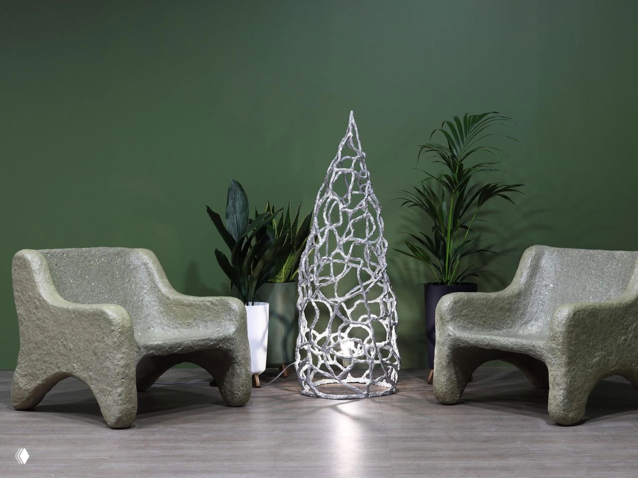 Два кресла из переработанных материалов на фоне зелёной стены с декоративными растениями и светильником-скульптурой, интерьерная композиция коллекции im-ocean.