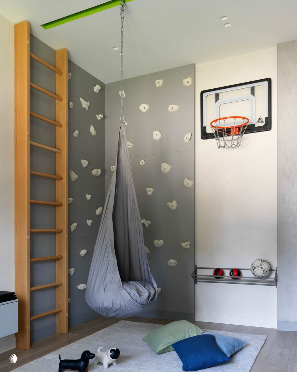 Игровой спортивный уголок: шведская стенка, скалодром-панель, подвесной гамак и баскетбольное кольцо — пространство для активных упражнений дома.