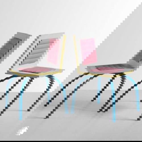 Две экспериментальные стулья с изогнутыми голубыми ножками и розовыми сиденьями — пример исследования формы в работах де Лукки.
