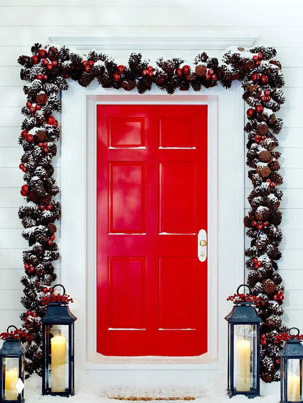 Декоративная гирлянда и праздничный портал в кадре, изображение частично повреждено артефактами файла, видно оформление входной зоны зелёными ветвями.