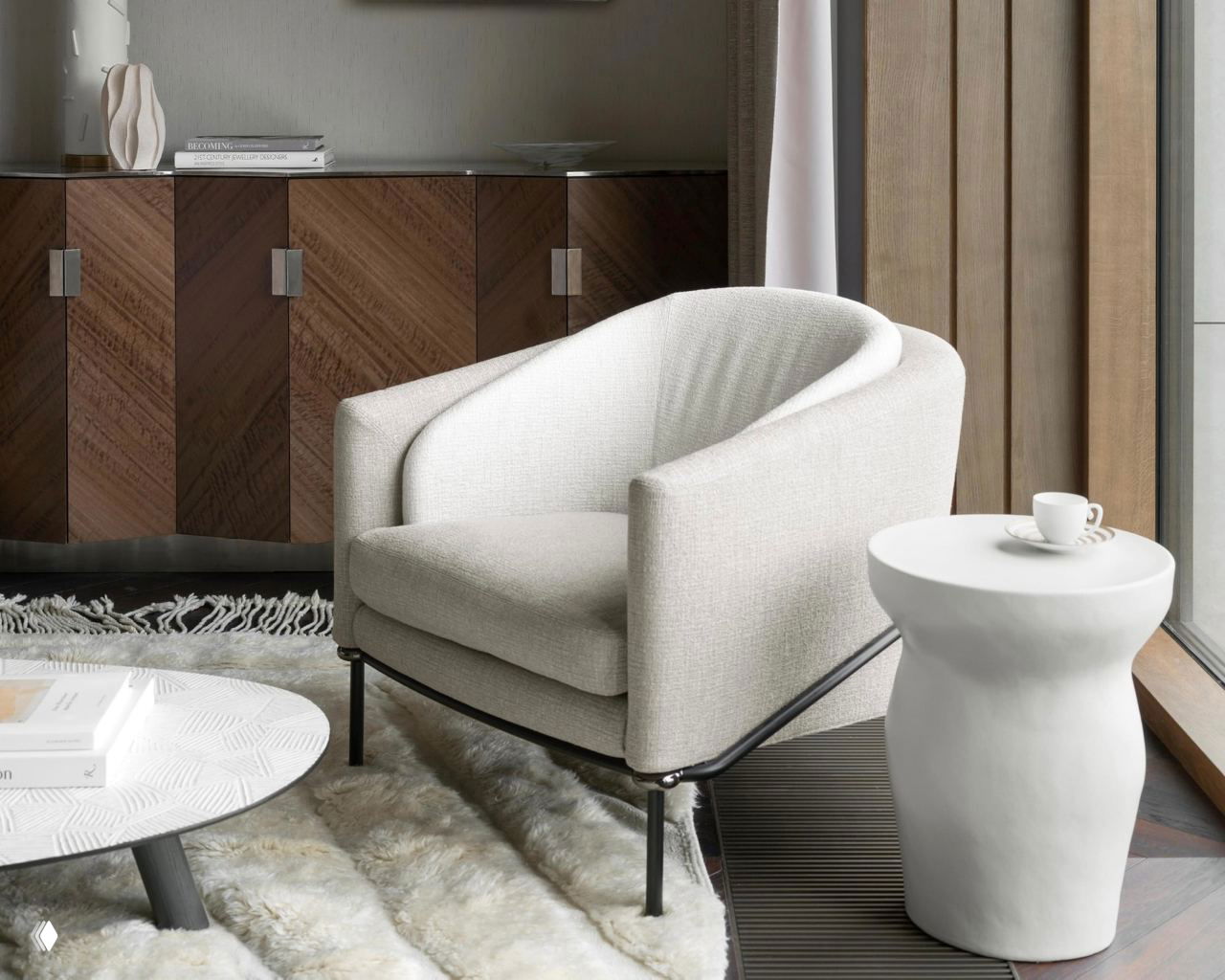 Уютный уголок с белым креслом и пушистым ковром у окна; фото подчёркивает текстуру ворса и нюансы чистки мягких напольных покрытий.