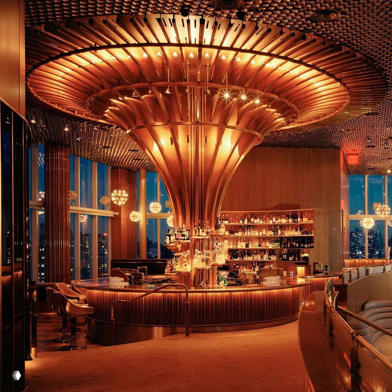 Интерьер бара с куполом из медных и латунных элементов, роскошная барная стойка и панорамные окна — пример гламурного общественного пространства в стиле Boom Boom.