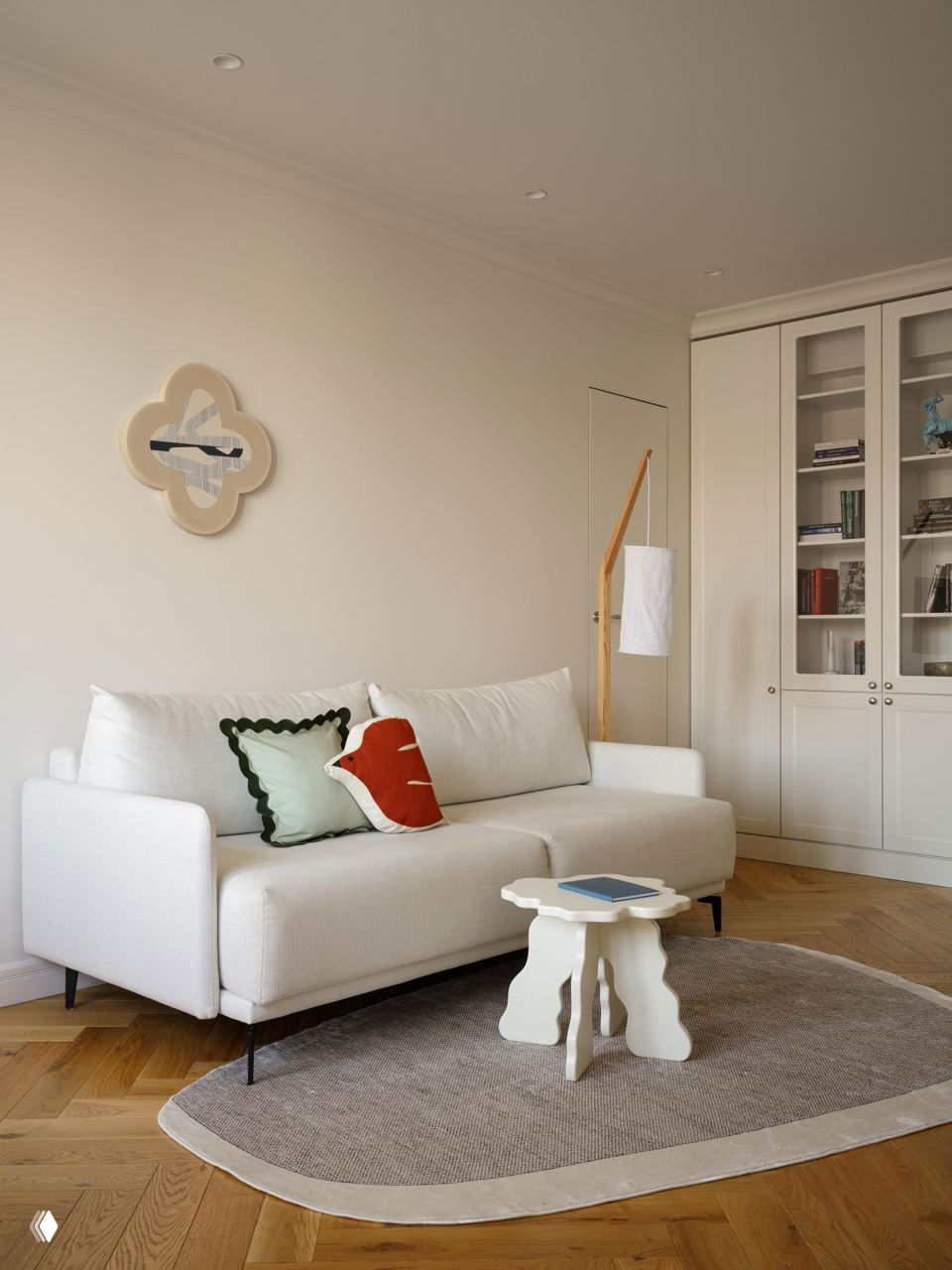 Гостиная с белым диваном, декоративными подушками зелёного и красного оттенков, деревянным паркетом и лаконичным настенным декором.