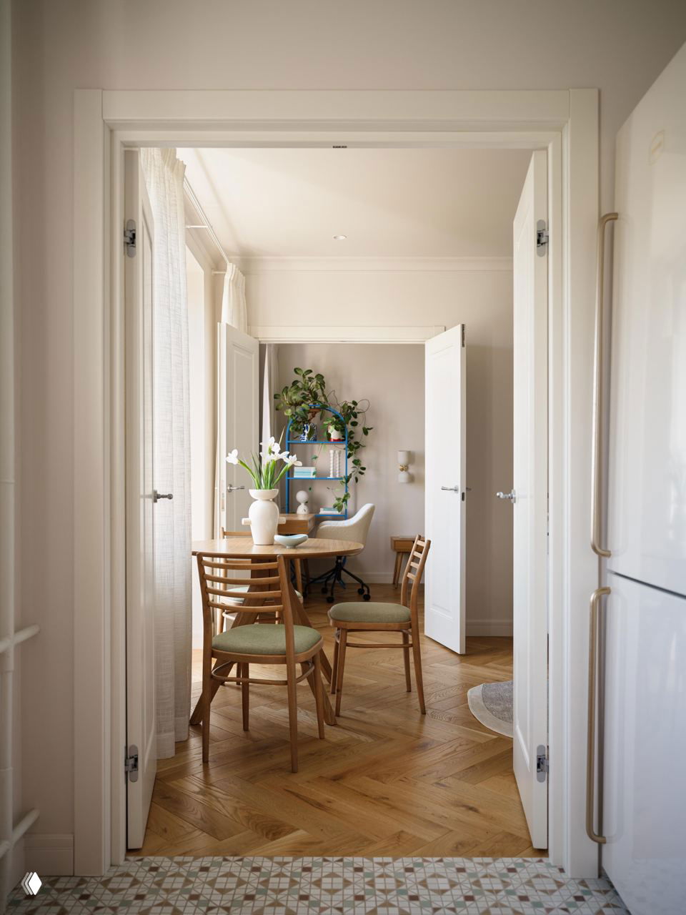 Вид через дверной проём на обеденную зону: круглый деревянный стол, стулья, зелёные растения и лёгкая текстильная занавесь у окна.