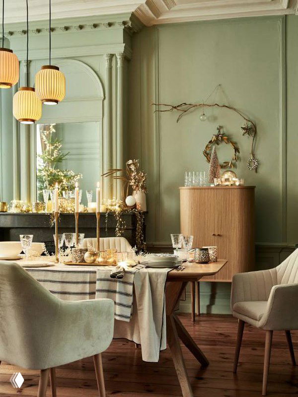 Детали праздничного стола: тарелки, приборы, свечи и декоративные шары на фактурной скатерти — внимание к мелким элементам делает сервировку завершённой.