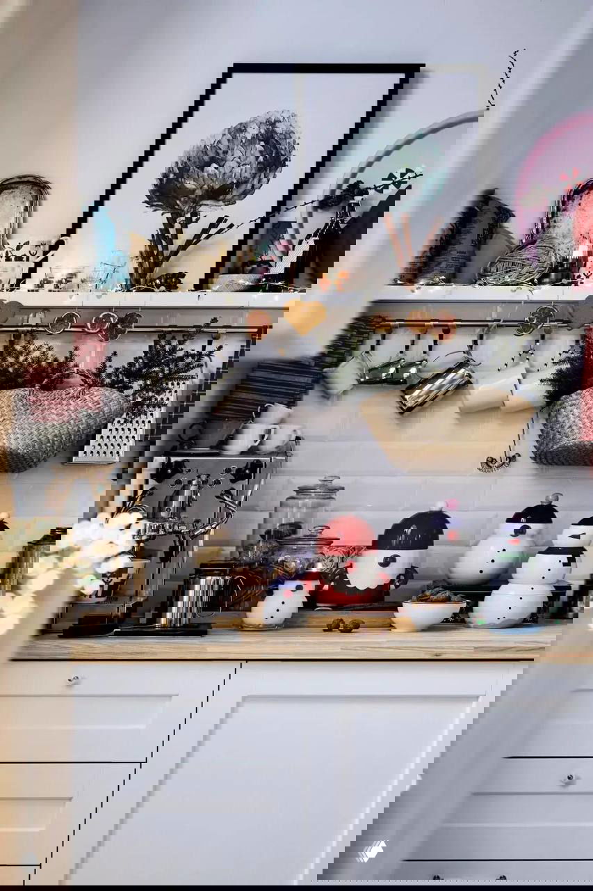 Кухонная полка с кружками, гирляндой и сушёными апельсиновыми ломтиками — акценты из перфорированной бумаги и натуральных материалов