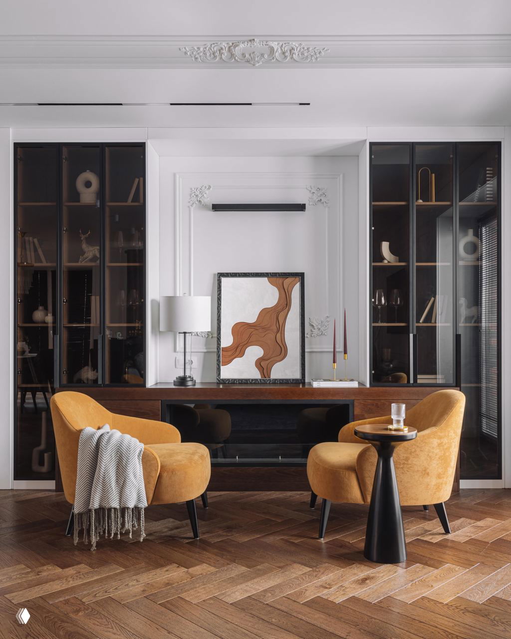 Гостиная зона с двумя бархатными горчичными креслами, низким круглым столиком, деревянным комодом и декоративной стеновой панелью, паркет.