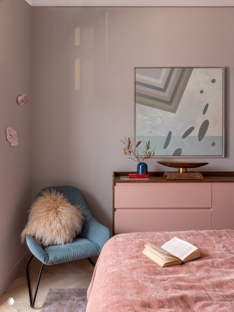 Еще одна спальня в пастельных тонах с бархатным покрывалом, текстурным креслом и абстрактной картиной на стене — нежная цветовая палитра и текстуры.