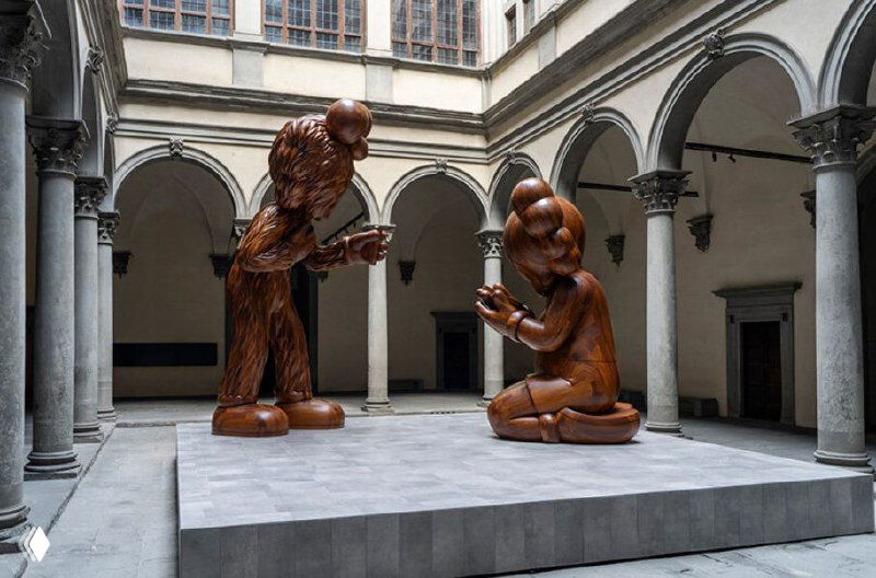 Фотография двора палаццо со скульптурами KAWS, изображение содержит визуальные артефакты и искажения — частично повреждённый файл кадра.