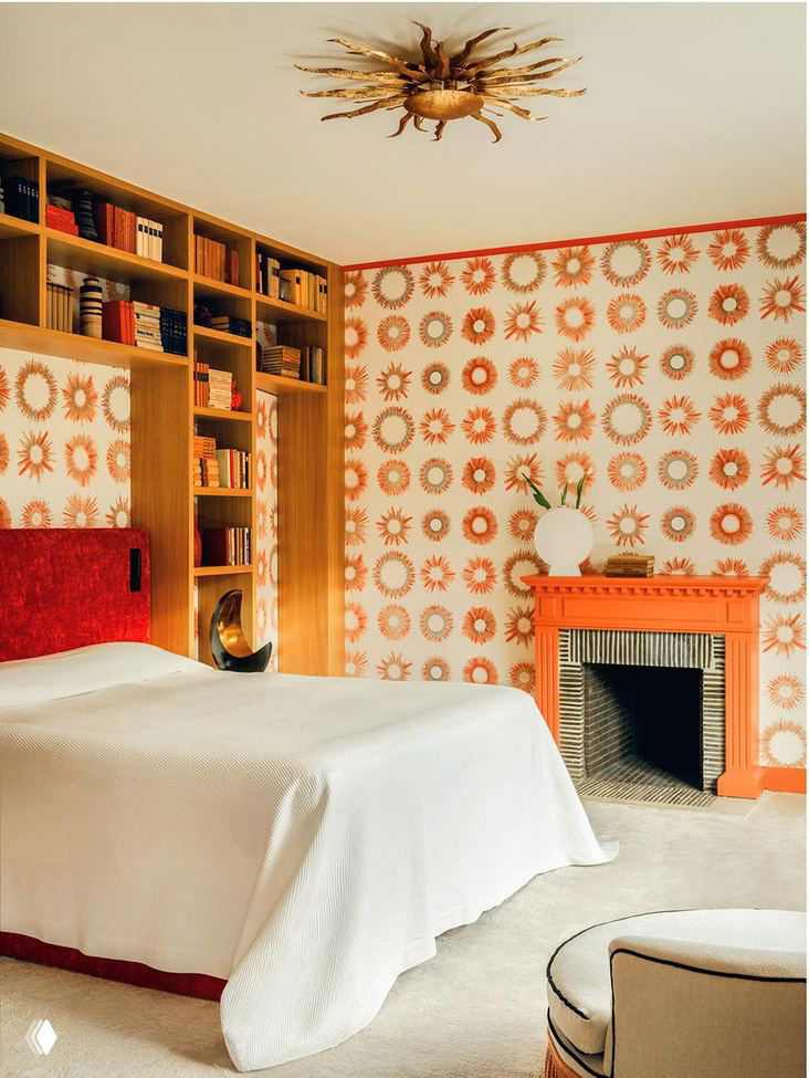 Ванная комната облицована глубокими зелёными глазурованными плитками, современная раковина и ванна на фоне; через дверной проём видна комната с солнечным узорным декором.