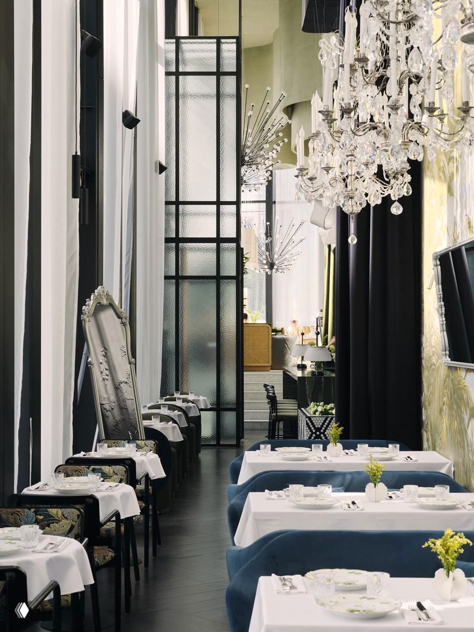 Общий вид длинного зала с рядами столов, высокими шторами и зеркалами — композиция подчёркивает высоту потолков и вытянутое пространство.