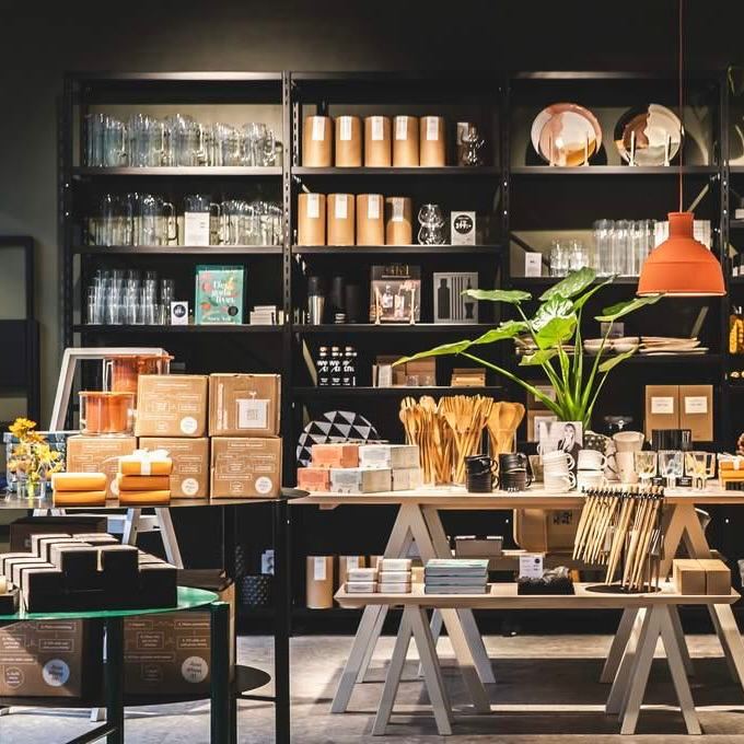 Широкий кадр торговой площади с полками, наполненными кухонными предметами, коробками и мелкими аксессуарами — визуал магазина Design Torget.