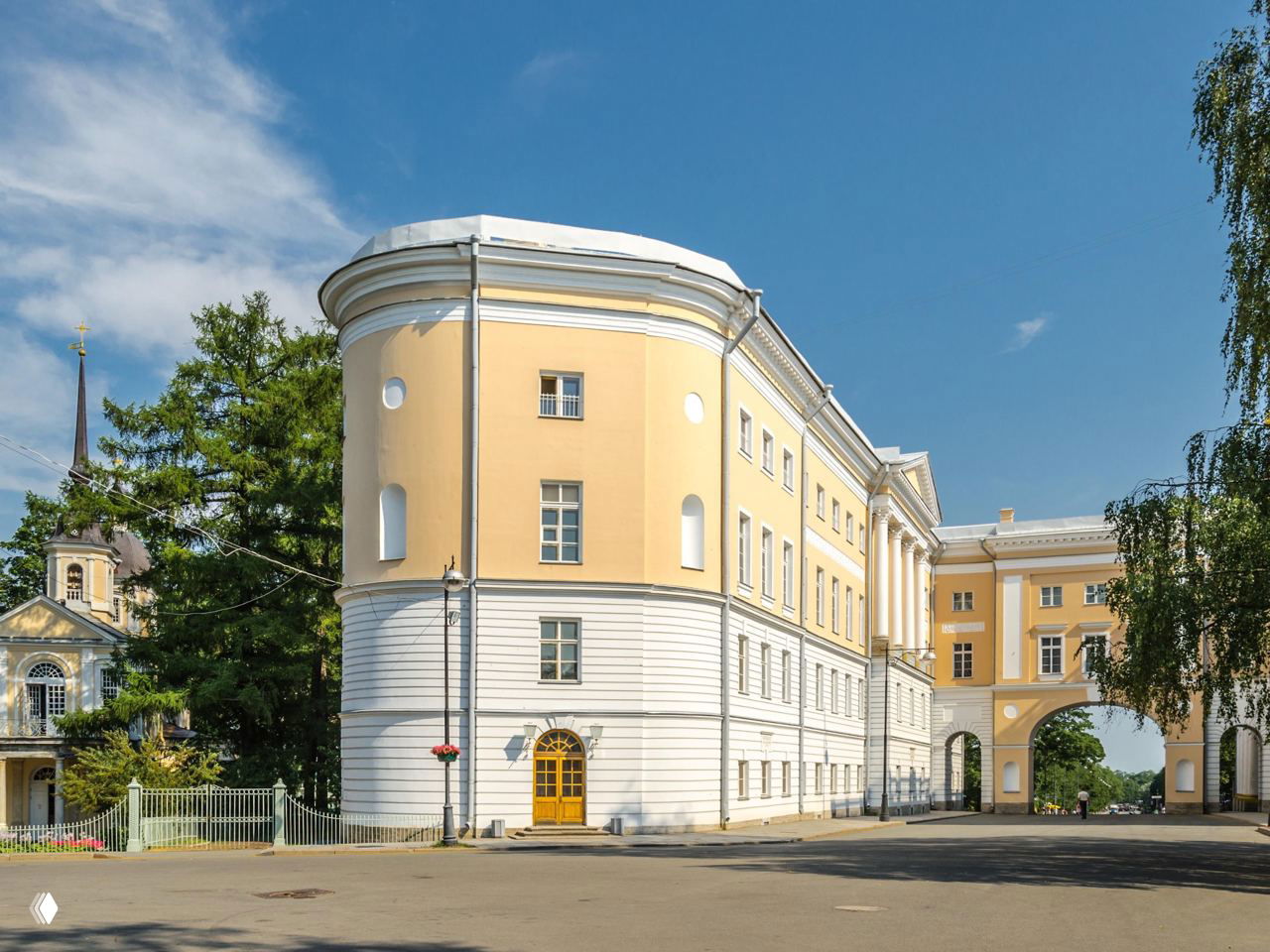 Здание Царскосельского лицея: жёлтый фасад с аркой и классическая архитектура исторического учебного заведения в Пушкине.