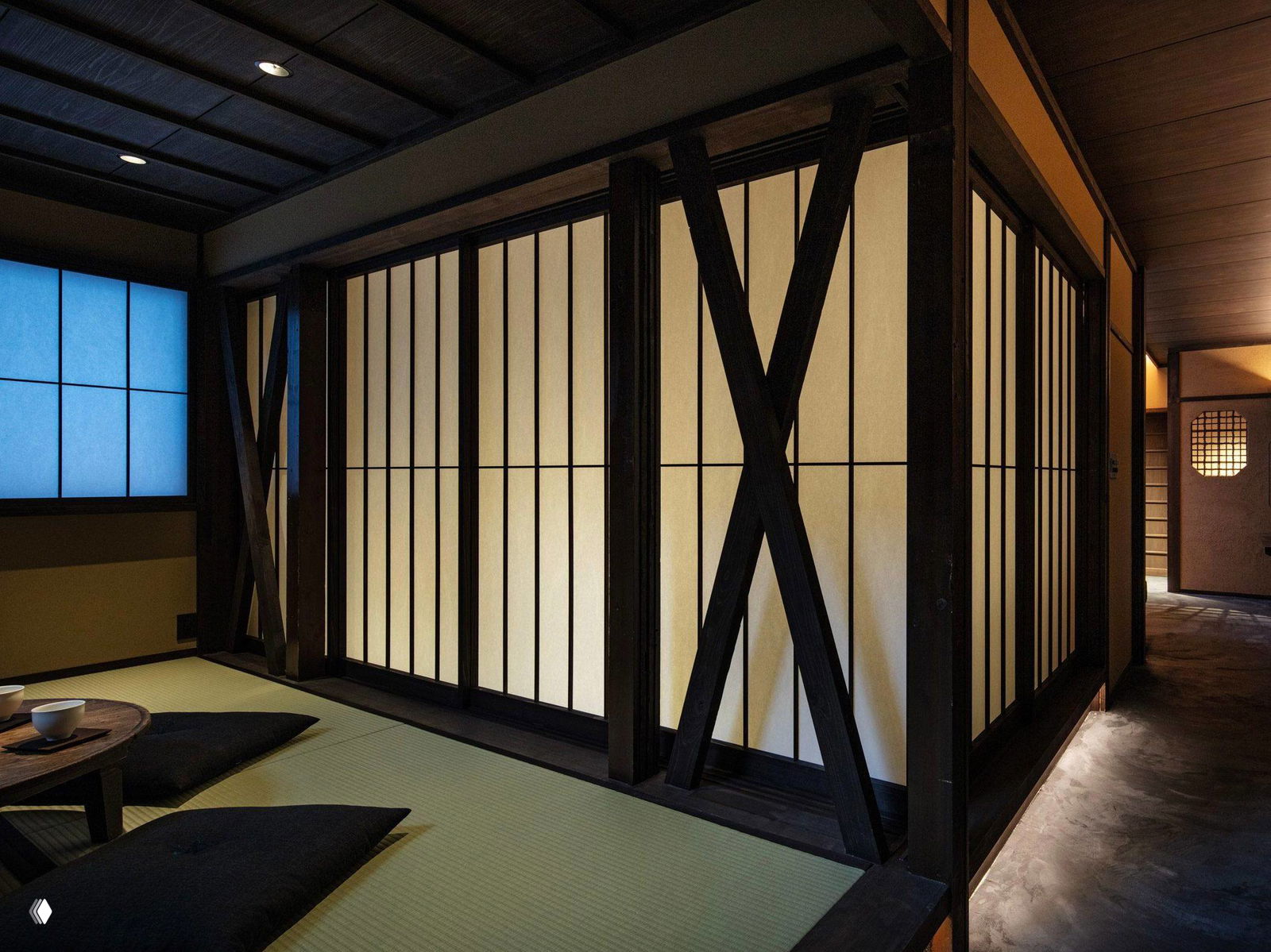 Раздвижные бумажные двери (сёдзи) и деревянный каркас внутри матия — пример сохранённой традиционной структуры и тёплого фонового освещения