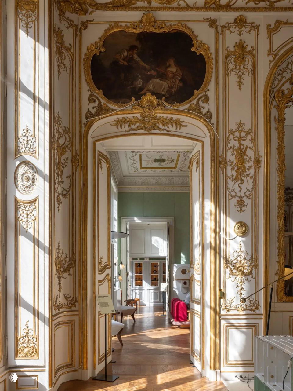 Интерьер Hôtel de Maisons с богато украшенными позолочными молдингами, высокими дверными проемами и солнечным паркетом — зал выставки Design Miami.Paris.