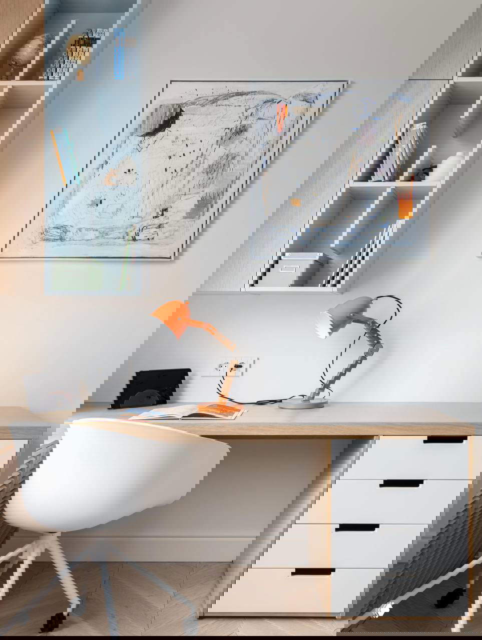 Детская зона с односпальной кроватью, встроенными шкафами и мягким текстилем в светлых пастельных тонах, аккуратный и спокойный интерьер.