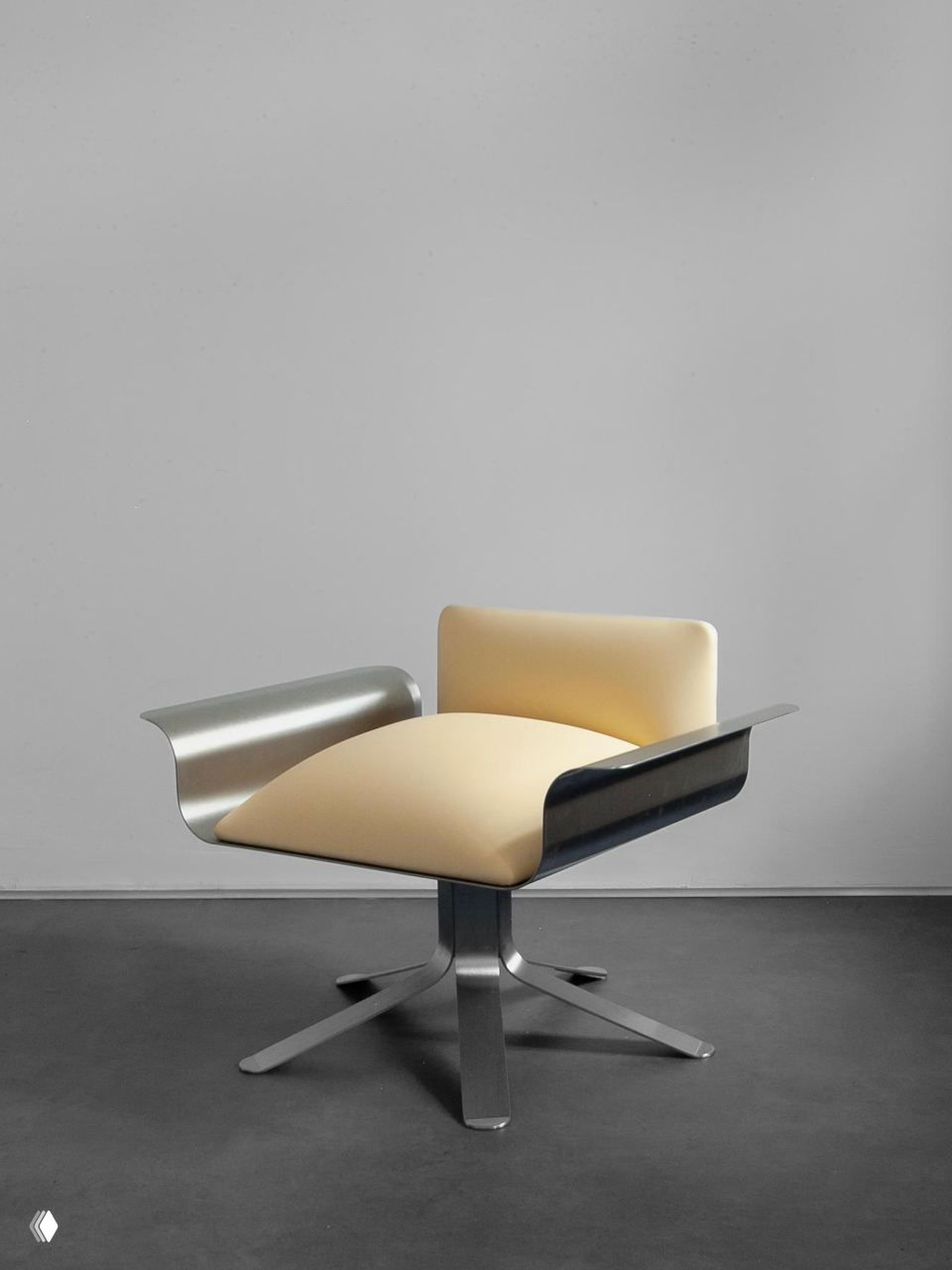 Кресло Chic Lounge Chair с металлическими изогнутыми подлокотниками и мягким бежевым сиденьем — объект collectible.dpt, демонстрация промышленного дизайна и комфорта.