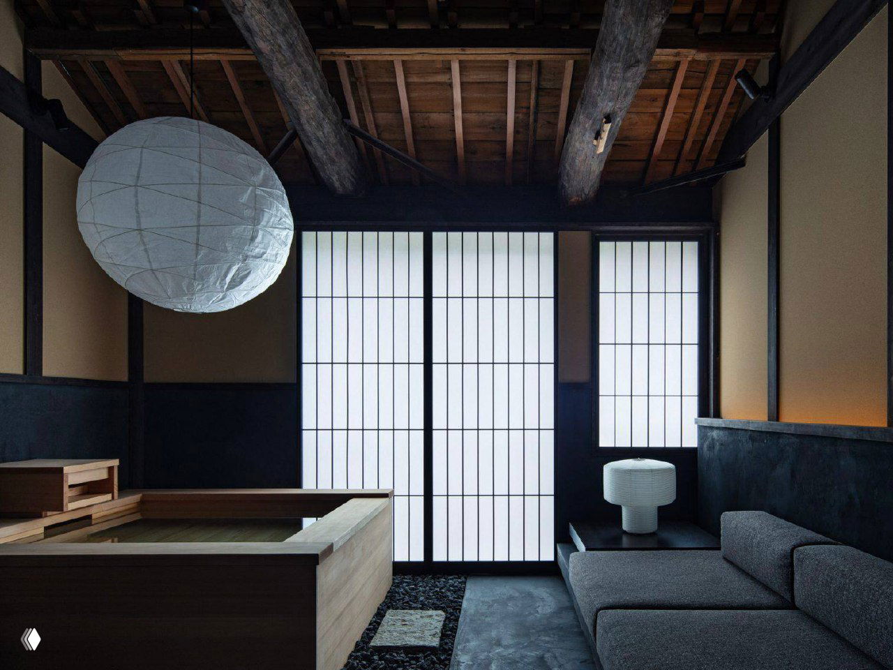 Вид под деревянными балками на общую столовую и конструктивный каркас здания — атмосферное освещение подчёркивает историческую материалность матия