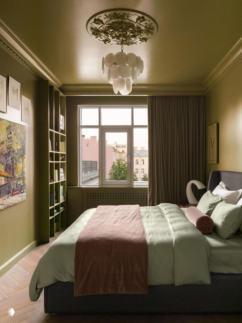 Спальня с высокими потолками в оливково-зелёной палитре: кровать с нежными покрывалами, панорамное окно и декоративная лепнина на потолке.