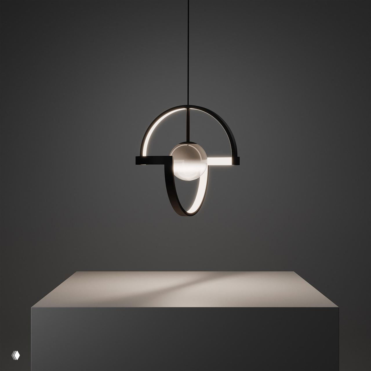 Подвесной светильник на тёмном фоне: черная дугообразная конструкция окружает центральную матовую стеклянную сферу и создаёт мягкие блики и тени.