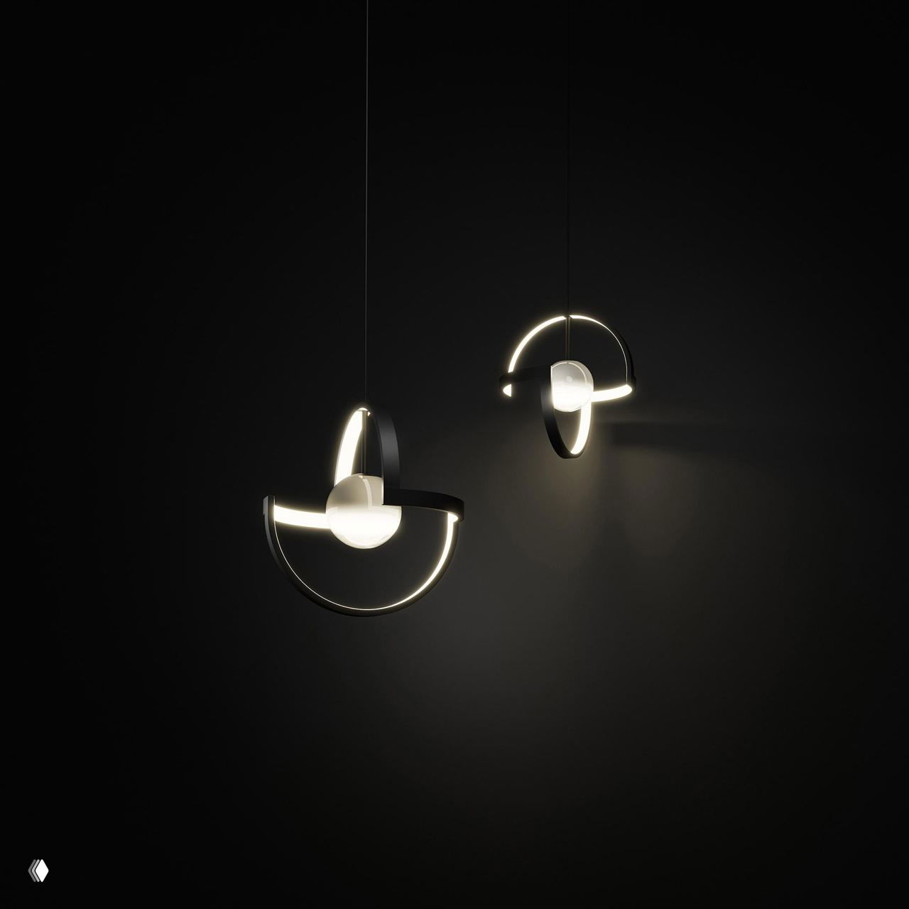Две висячие версии светильника с черными дугами и матовыми рассеивателями на тёмном фоне: вариации формы и направленности света видны отчётливо.