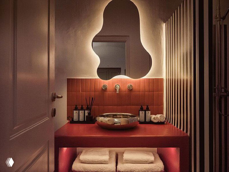 Фотография внутреннего пространства с цифровыми искажениями; исходный кадр демонстрирует ванную/детали интерьера, частично искажено артефактами