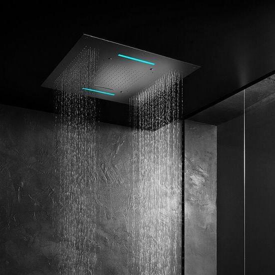 Потолочный тропический душ с подсветкой в минималистской чёрной душе — демонстрация современных технологичных смесительных систем и подсветки.