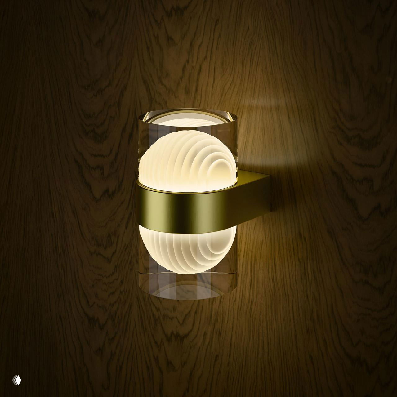 Настенный цилиндрический светильник с вырезанной матированной внутренней формой и золотистой металлической планкой на тёплой деревянной панели, мягкое свечение.
