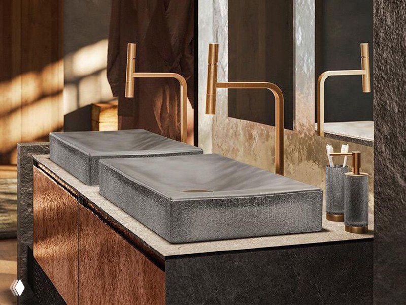 Крупный план деталей коллекции Incastri: металлические поверхности смесителя и текстурированная раковина в абстрактном кадре.