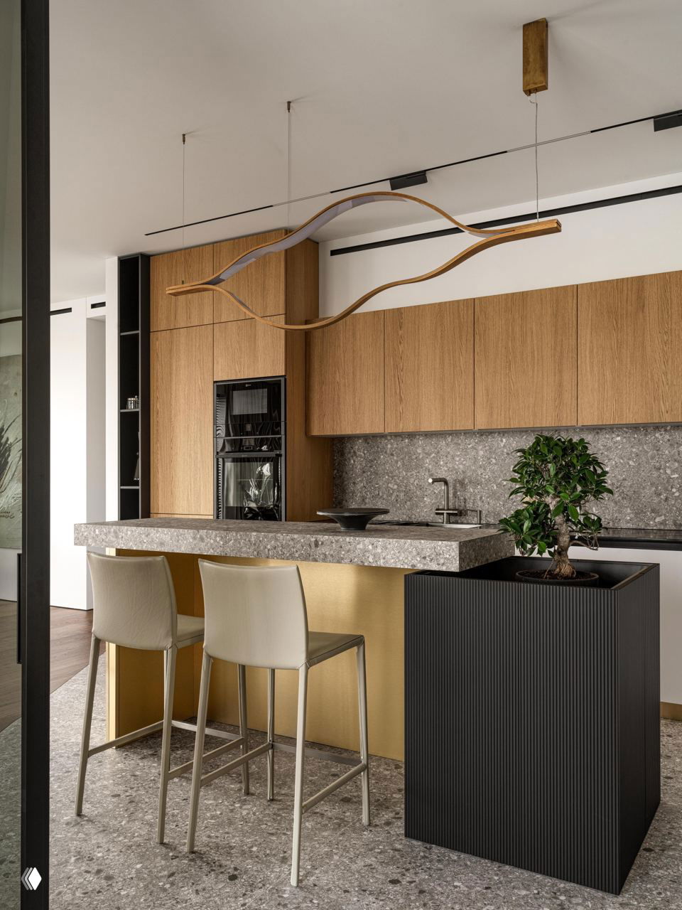Кухонная зона с островом из фактурного камня, темной рифленой тумбой и деревянными фасадами — сочетание природных материалов и геометрии.